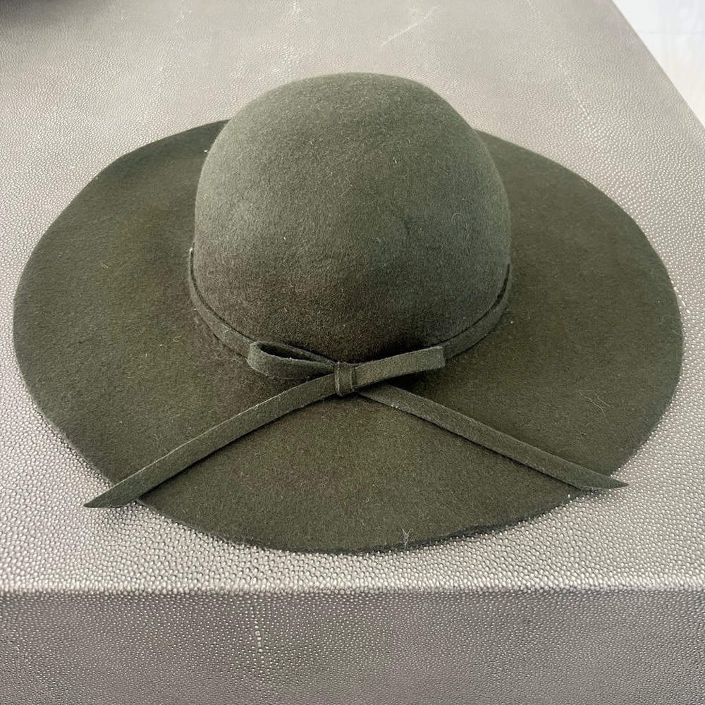 Elegant Olive Green Women's 100 % Wool Hat